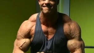 Veiny muscle posing Bodybuilder!