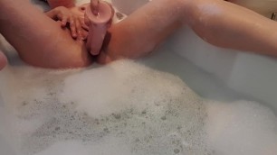 Double fucking my pussy in the bath