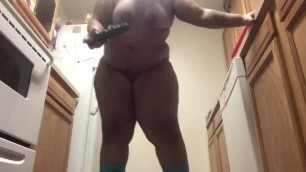 HORNY MOM WITH a JIGGLING ASS!