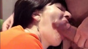 Hausfrau Jessy liebt eine riesige Ladung Sperma in ihrem Mund
